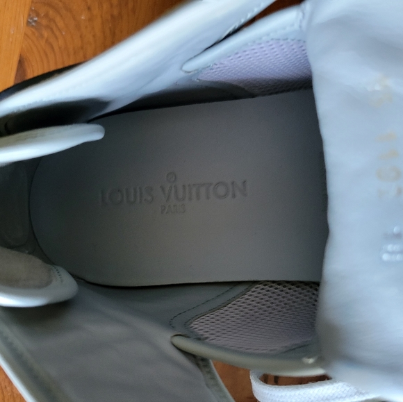 Louis Vuitton - Picture 2 of 4